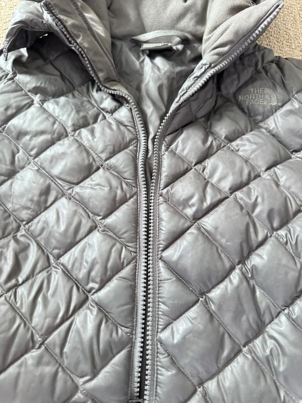The North Face Women's Gray Quilted Hooded Puffer Coat - Picture 4 of 7